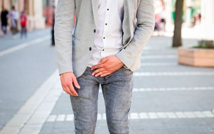 Ένας άνδρας ανησυχεί για δυσάρεστα συμπτώματα προστατίτιδας